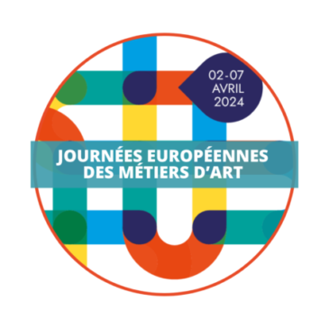 logo des Journées Européennes des Métiers d'Art 2024 dont le thème est "sur le bout des doigts". Toutes les villes qui le souhaitent peuvent mettre à l'honneur ses artisans d'art par des parcours et visites guidées dans les rues et bâtiments remarquables appartenant au patrimoine.