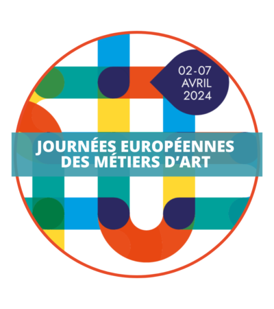 logo des Journées Européennes des Métiers d'Art 2024 dont le thème est "sur le bout des doigts". Toutes les villes qui le souhaitent peuvent mettre à l'honneur ses artisans d'art par des parcours et visites guidées dans les rues et bâtiments remarquables appartenant au patrimoine.